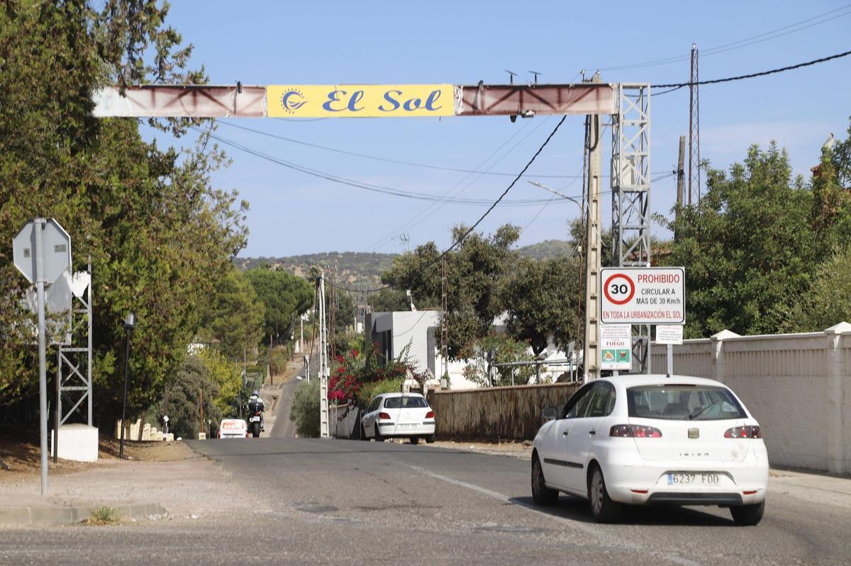 Acceso a la urbanización El Sol, a la que Urbanismo aprobará este martes el proyecto de reparcelación.