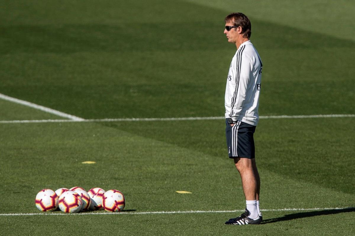 GRAF195  MADRID   05 10 2018 - El entrenador del Real Madrid  Julen Lopetegui  durante el entrenamiento del equipo blanco  esta manana en la ciudad deportiva de Valdebebas  EFE   Rodrigo Jimenez