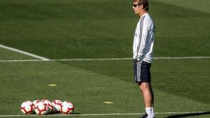 GRAF195  MADRID   05 10 2018 - El entrenador del Real Madrid  Julen Lopetegui  durante el entrenamiento del equipo blanco  esta manana en la ciudad deportiva de Valdebebas  EFE   Rodrigo Jimenez