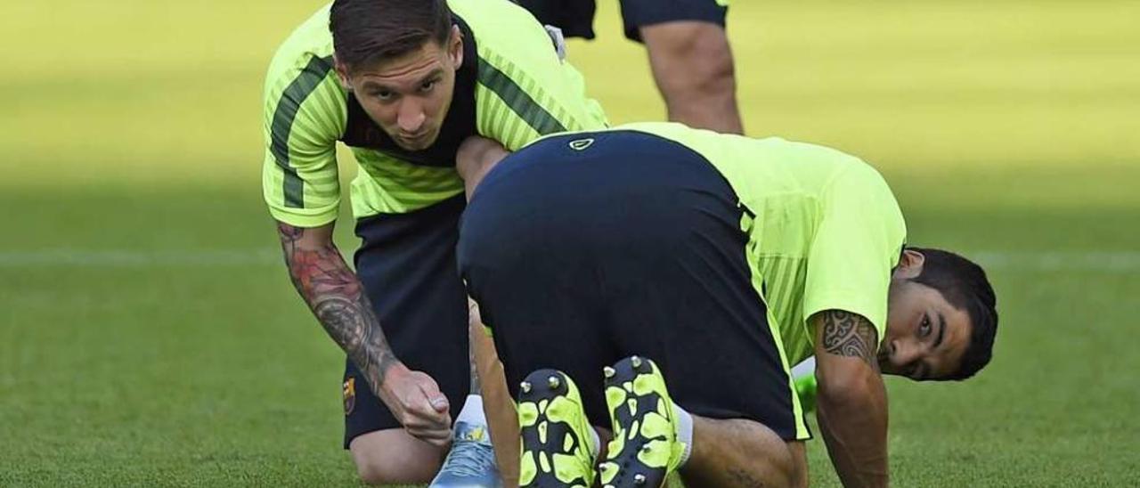 Leo Messi y Luis Suárez, durante el entrenamiento de ayer en el Olympiastadion de Berlín. // Dylan Martínez