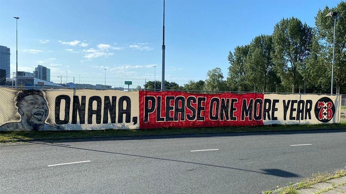 La pancarta que le han hecho a Onana para que siga en el Ajax