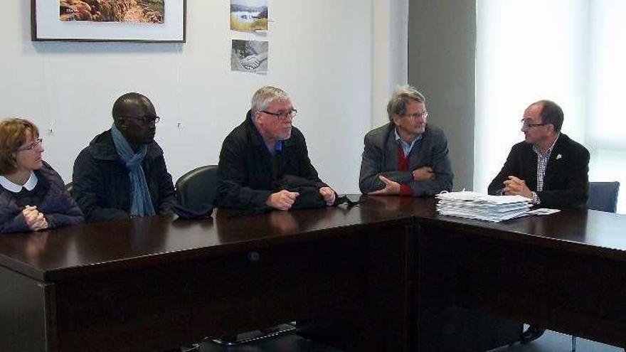 Delegación de Quimper con los ediles municipales. // FdV