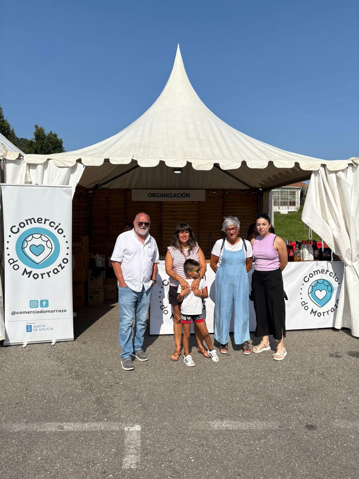 El presidente de Acibu, Eugenio Blanco, con representantes del Concello de Bueu en la apertura de la feria.