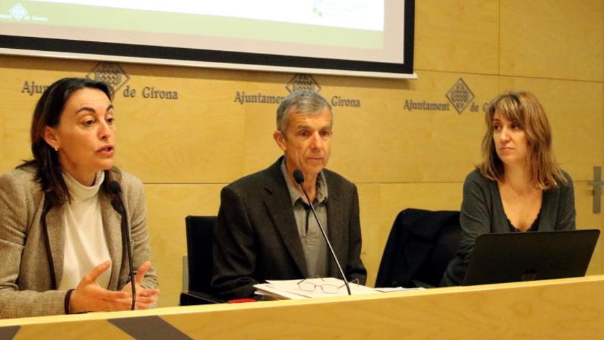 La tinent d&#039;alcalde Sílvia Paneque, el regidor d&#039;Ocupació, Joaquim Rodríguez, i la directora del SMO, Eva Fortià, presentant el programa als barris