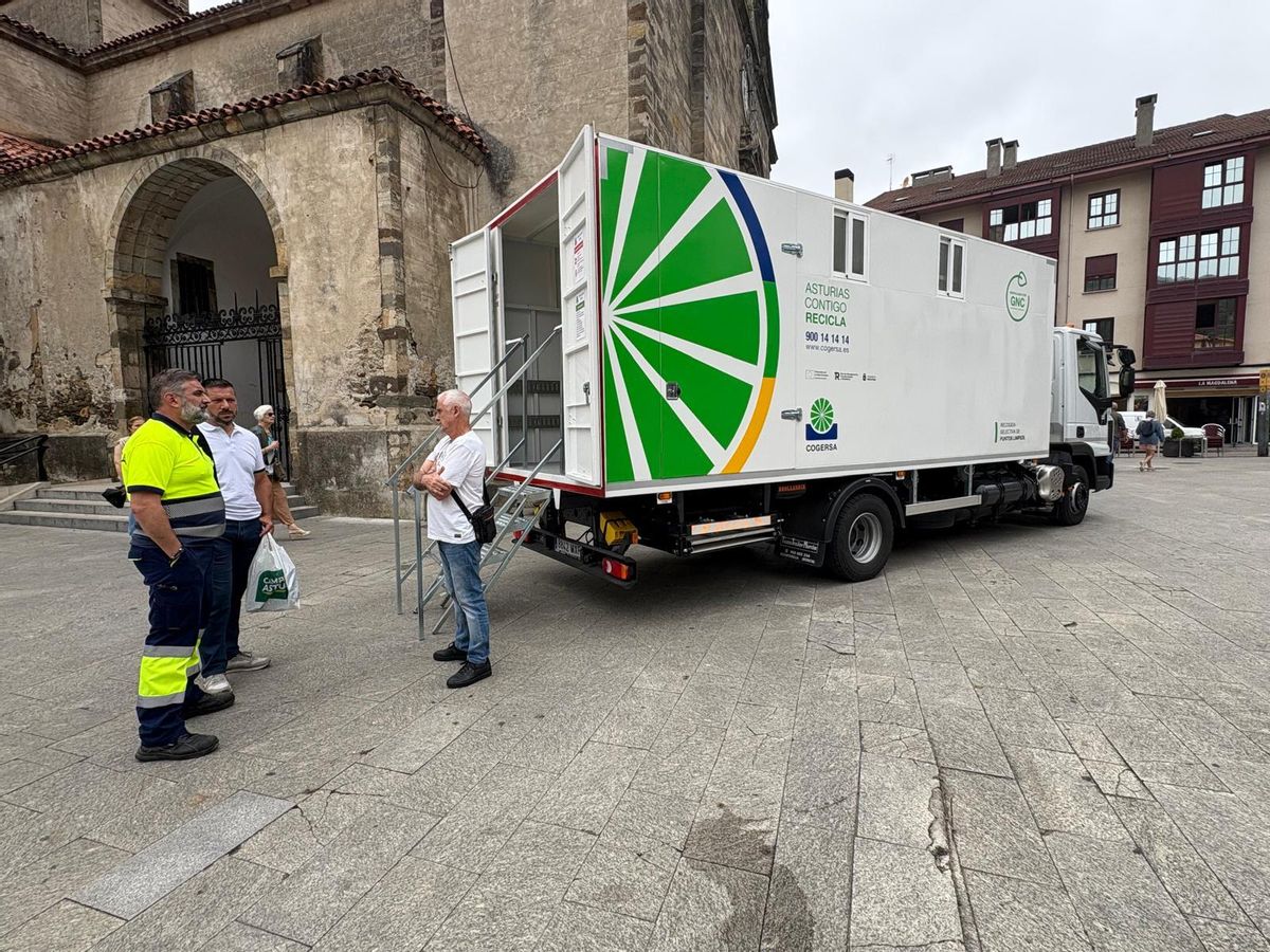 Los concejales Ángel Menéndez y José Manuel Menéndez con el técnico de Cogersa y junto al camión del Punto Limpio Móvil en su primera visita a Cangas.