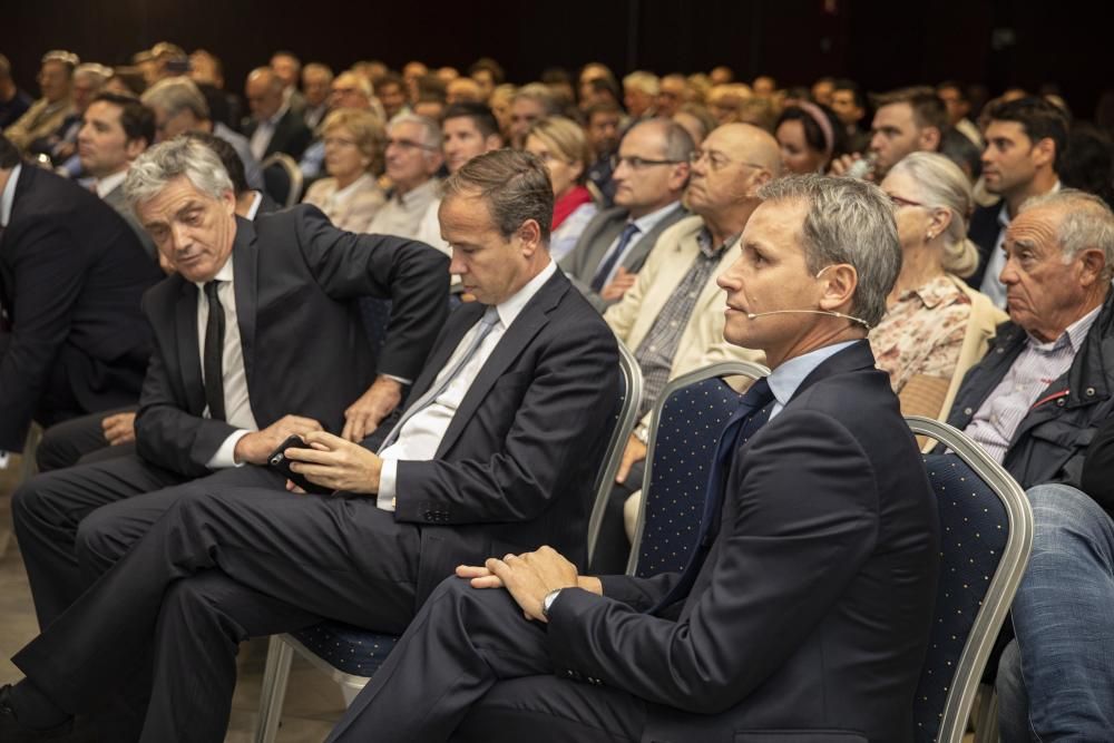 Un centenar de persones van assistir a la conferència