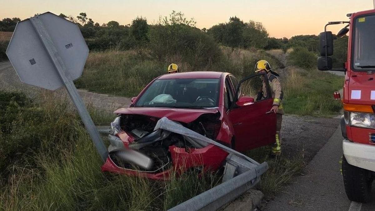 La col·lisió va plegar la tanca de doble onda i una senyal de trànsit