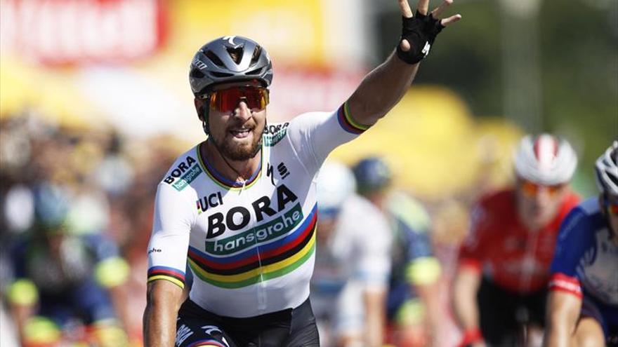 Sagan pone la fiesta y se lleva el liderato en otro Tour de caídas