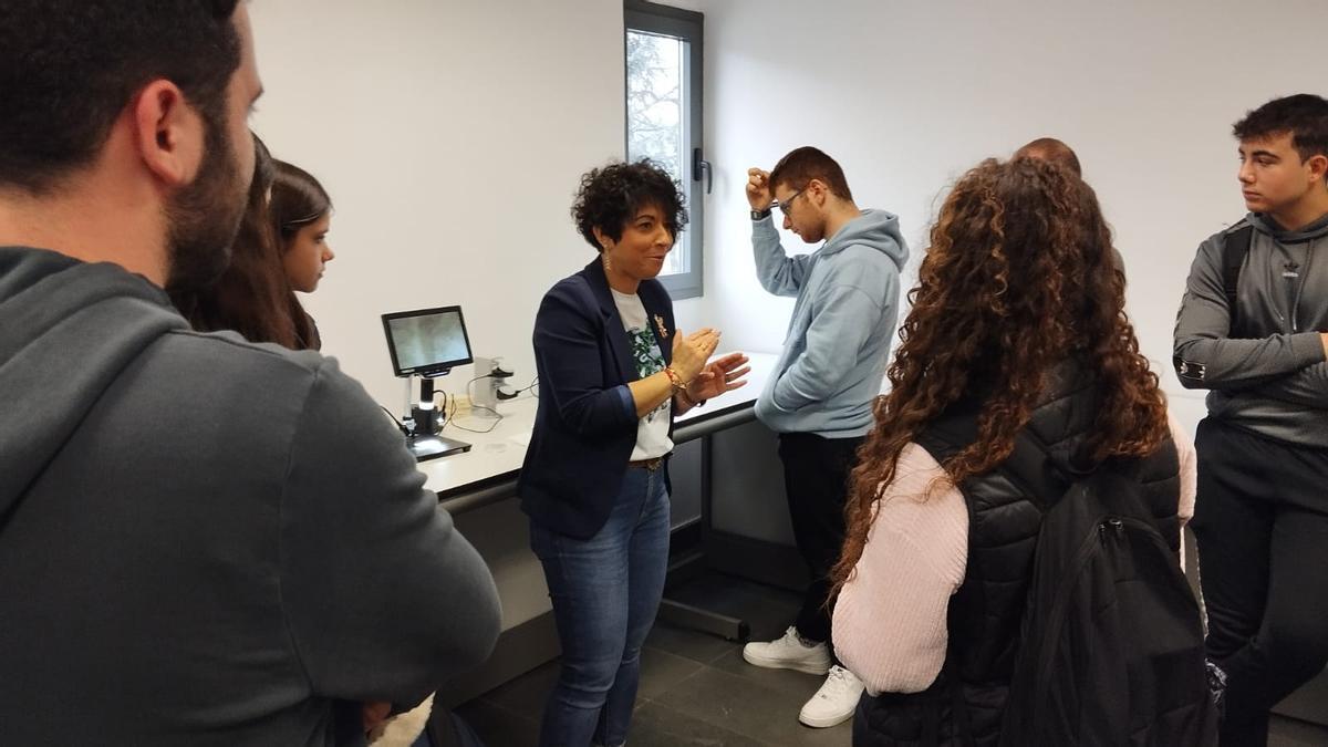 La bióloga Alba Ardura ofrece una explicación a los participantes en el taller. | LNE