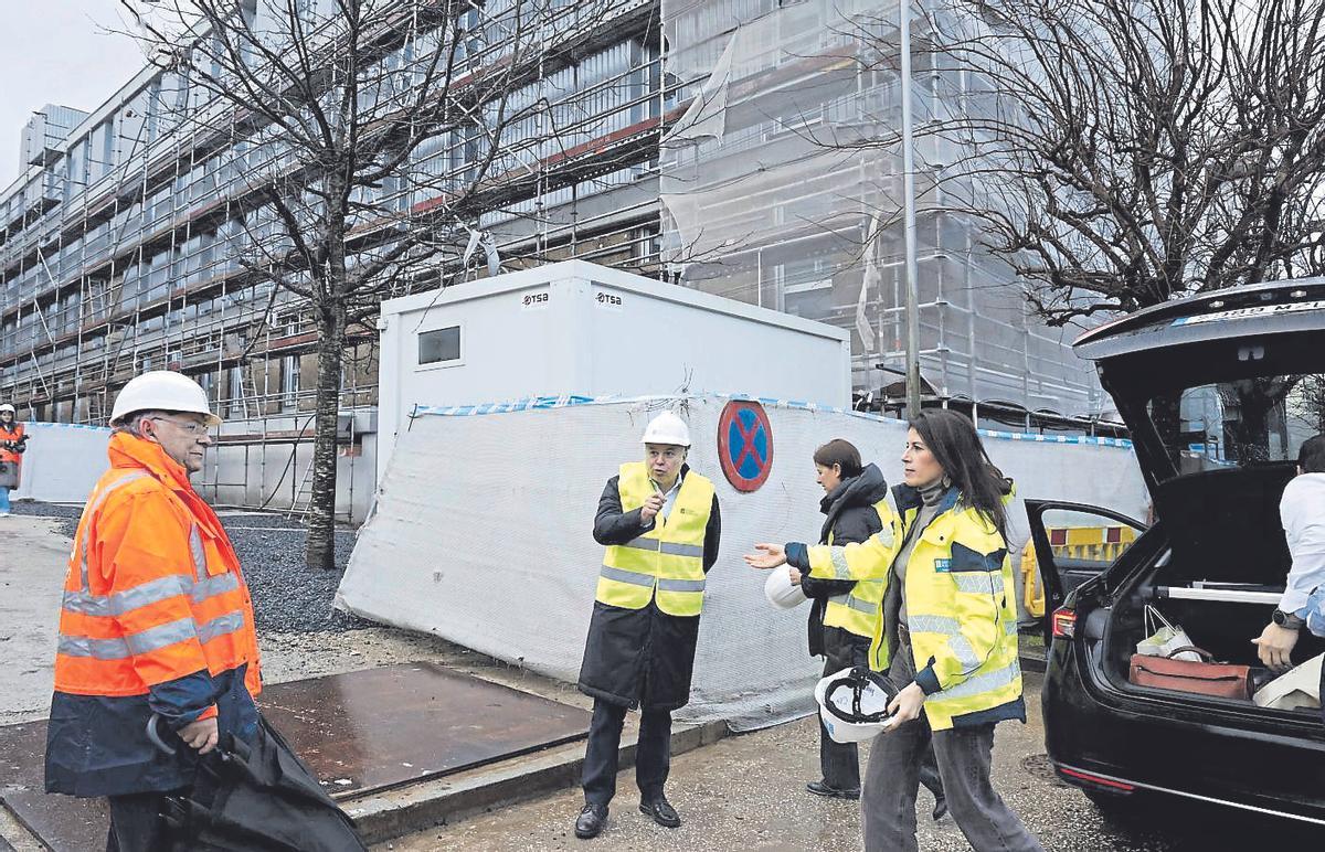 La conselleira de Vivenda, ayer, en la visita a obras de viviendas públicas en Santiago.