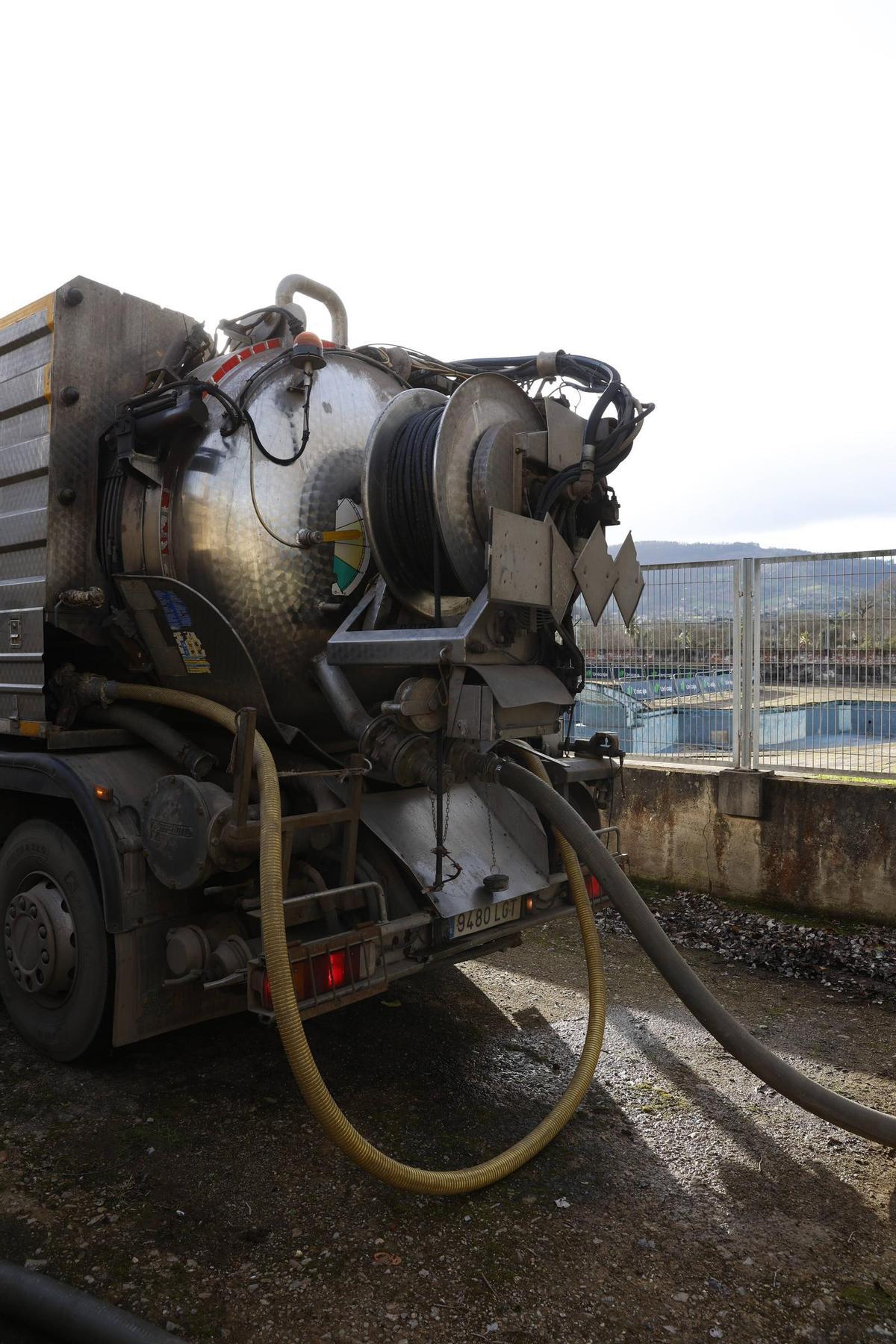 El inicio de los trabajos para dragar las piscinas de la Laboral, en imágenes