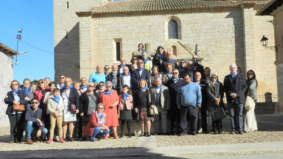 Los asistentes a la “Talegonada” de 2022, frente a la iglesia de Tagarabuena.  | Cedida