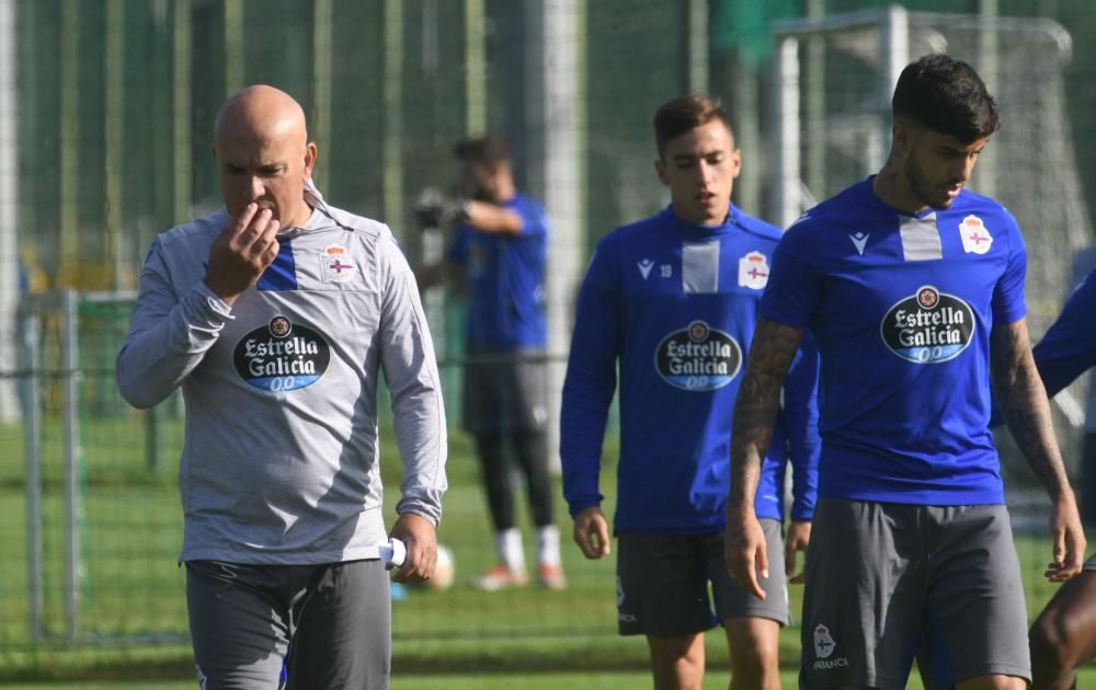 El nuevo técnico blanquiazul llega a A Coruña decidido a sacar al equipo coruñés de donde está -antepenúltimo en su categoría- y lograr el objetivo de estar entre los seis primeros clasificados.