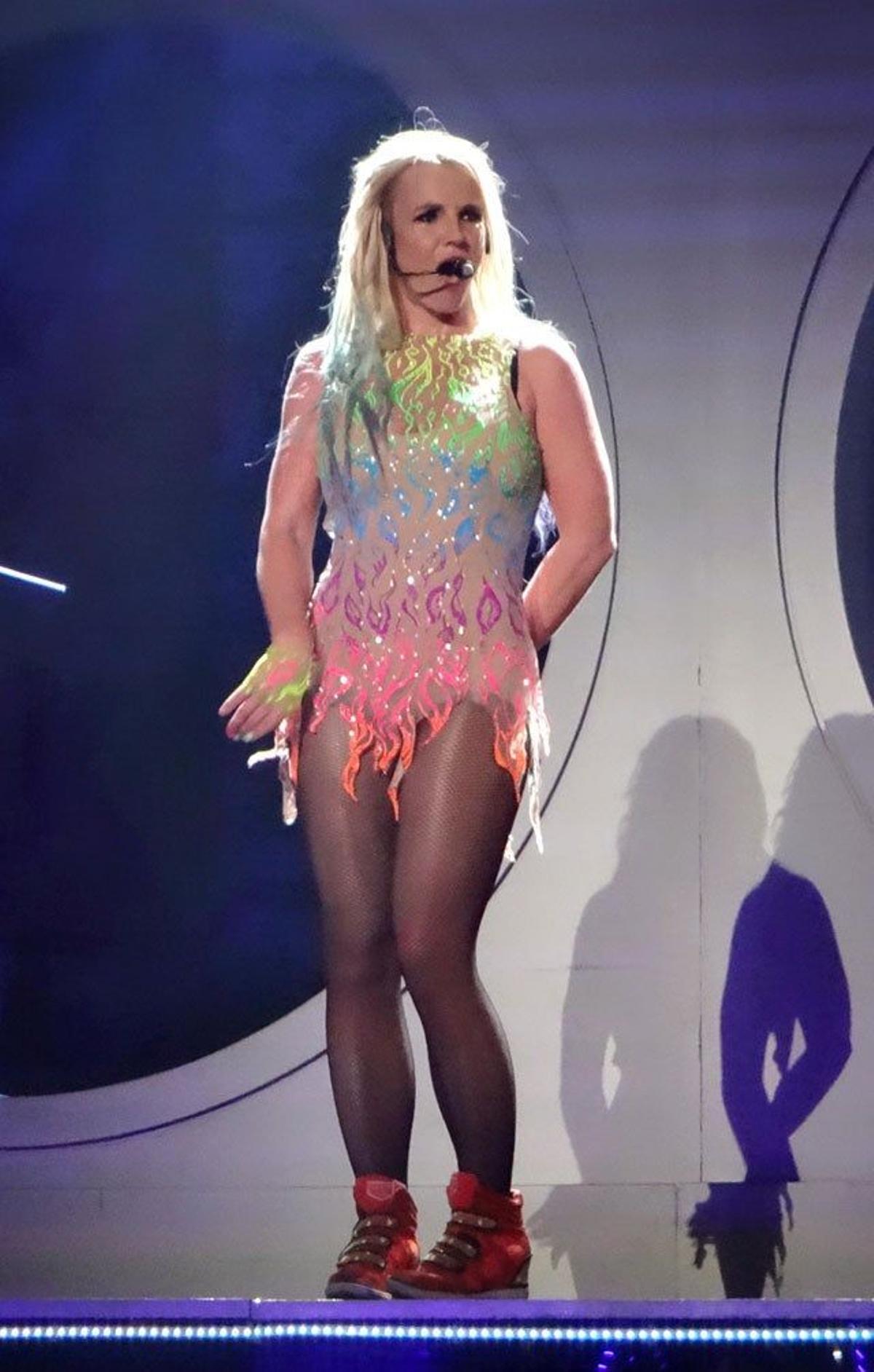 Britney Spears con un conjunto menos sexy sobre el escenario en Las Vegas