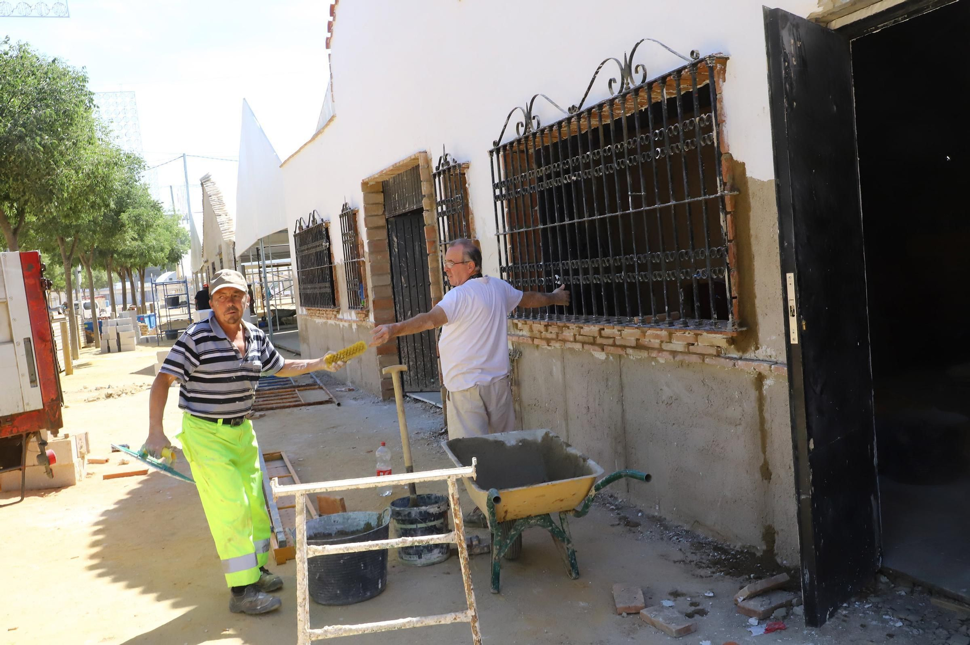 El montaje de las casetas de Feria en imágenes