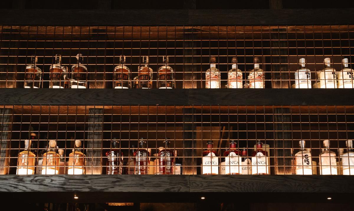 Interior de Acholao, el espacio de Grupo Quispe dedicado al pisco y al tapeo peruano.