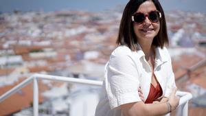 La periodista, Àngels Barceló, en la terraza de la Cadena Ser.