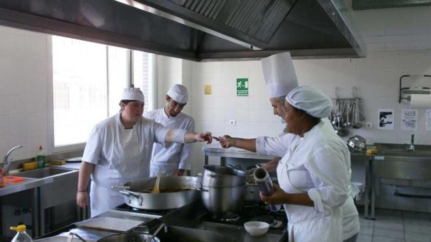 Cocineros de la Escuela de Hostelería de Llanes.