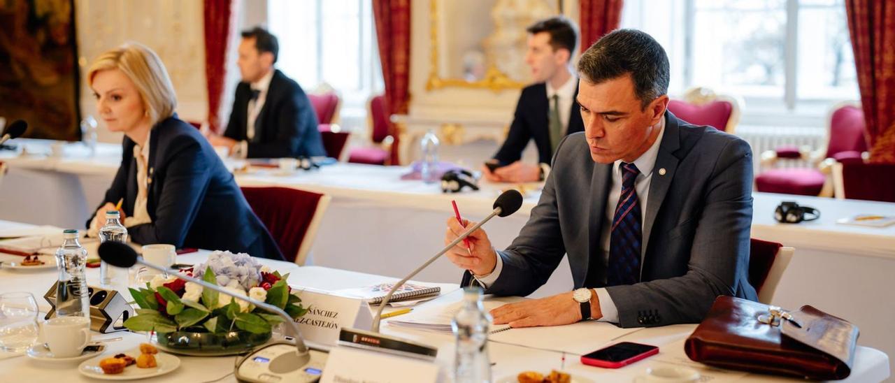 El president del Govern, Pedro Sánchez, al costat de Liz Truss en la cimera d’ahir a Praga. | EUROPA PRESS