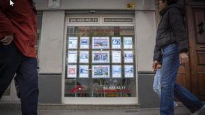 Imagen de archivo del escaparate de una inmobiliaria en Barcelona
