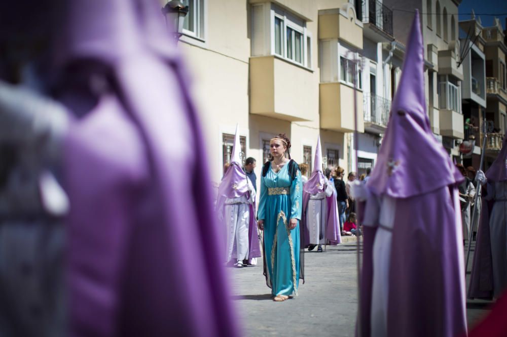 Vecinos y visitantes de Benetússer asisten a la representación del Calvario de Jesucristo.