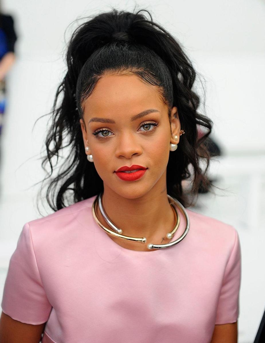 Looks de Rihanna. Girl next door