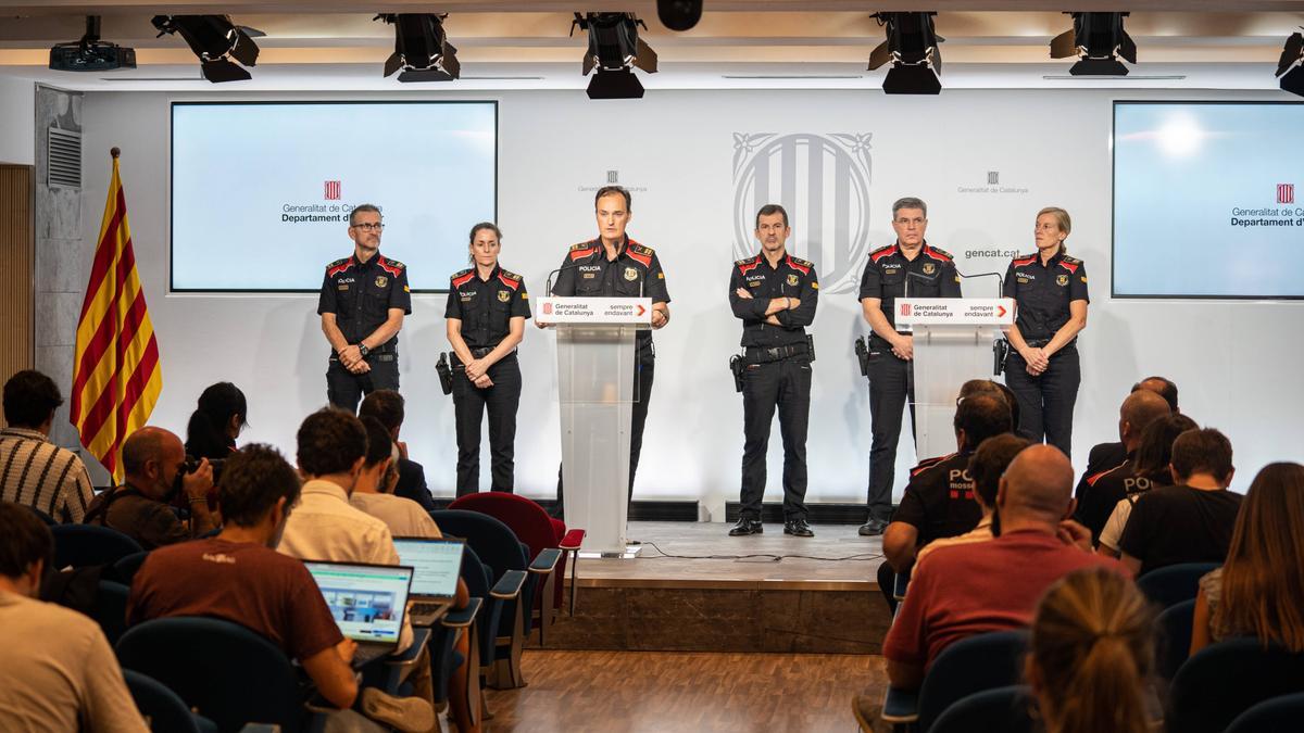 Barcelona. 09/08/2024. Política. Rueda de prensa del conseller de Interior, Joan Ignasi Elena, el director general de la Policía, Pere Ferrer, y el comisario jefe de los Mossos, Eduard Sallent. AUTOR: Marc Asensio