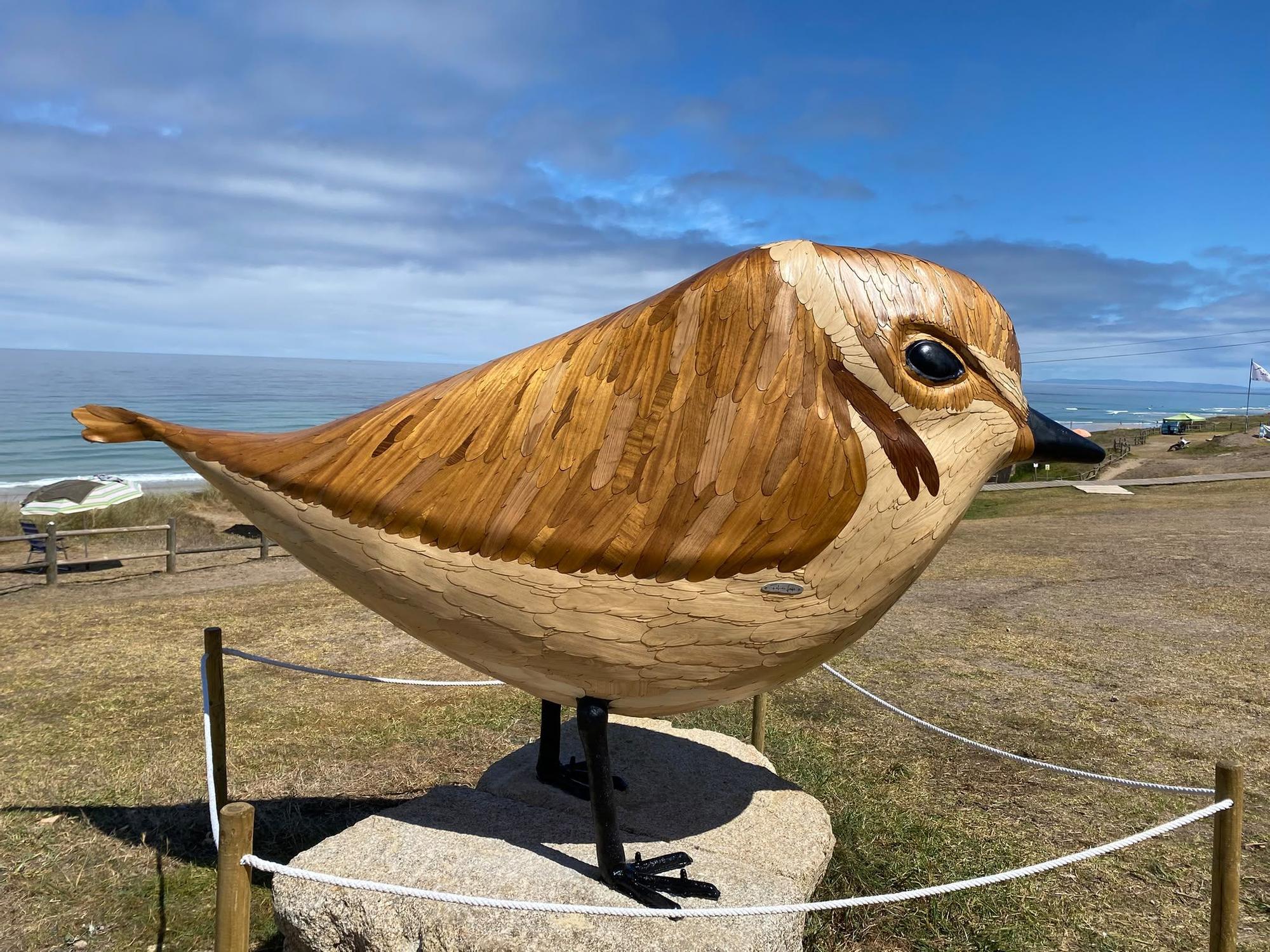 Fabián Lage renovou a escultura da píllara para garantir unha maior durabilidade.