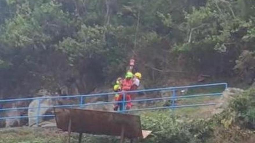 La complicada y arriesgada maniobra de un helicóptero en Cudillero para rescatar a un hombre, indispuesto en lo más alto del anfiteatro