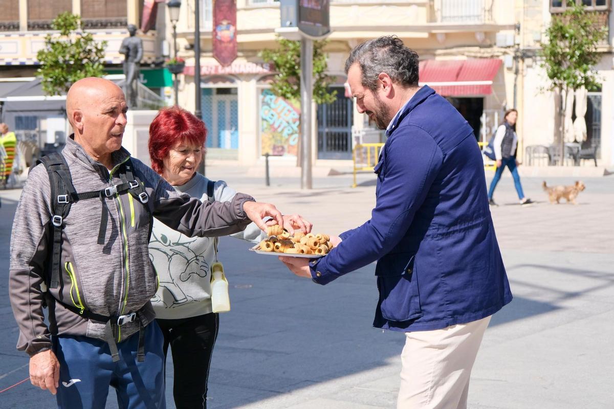Dos turistas prueban los tradicionales gajorros de Cabra.