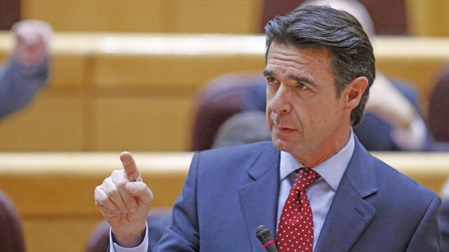 El ministro de Industria, José Manuel Soria, ayer en el pleno del Senado.