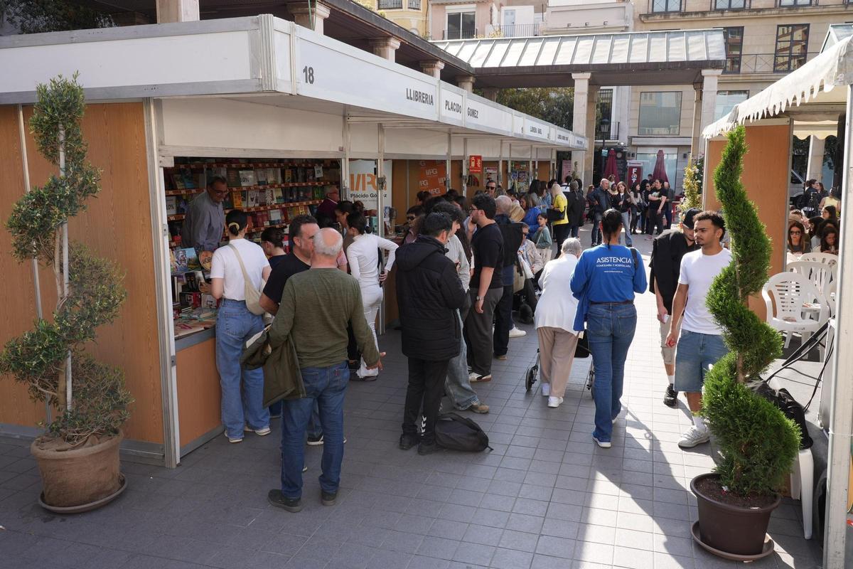 Imagen de archivo de la Feria del Libro en la plaza Santa Clara de Castelló.