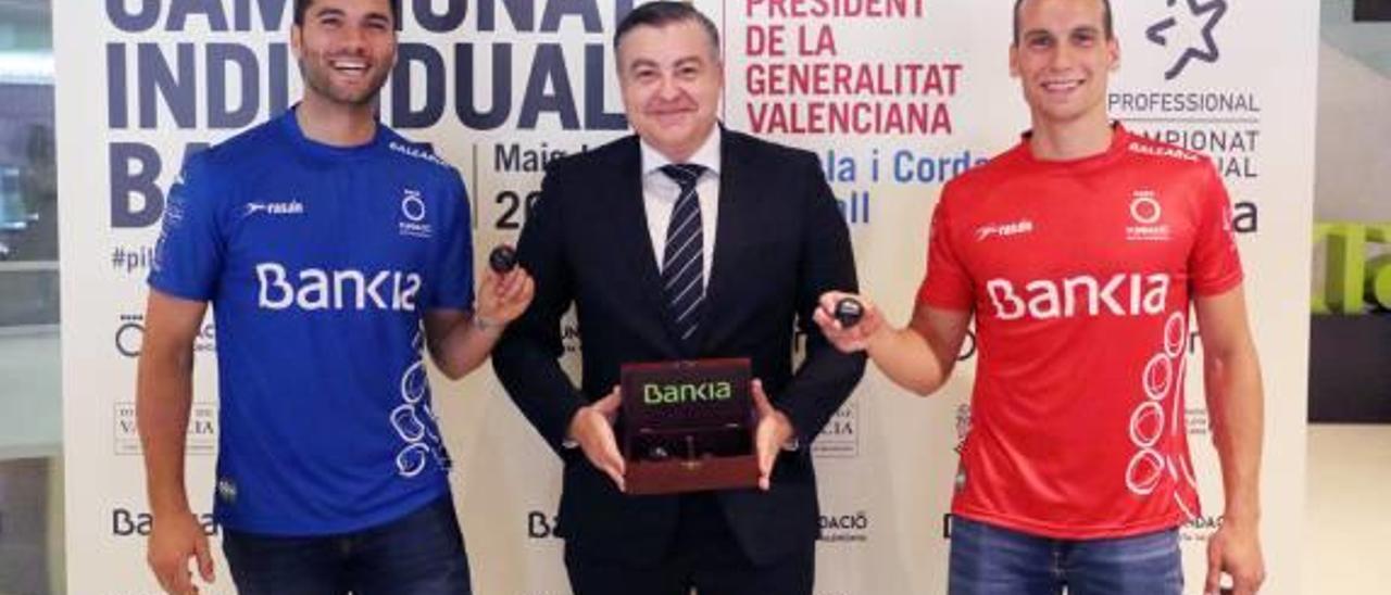 Los finalistas con las «vaquetas» junto al dirigente de Bankia.
