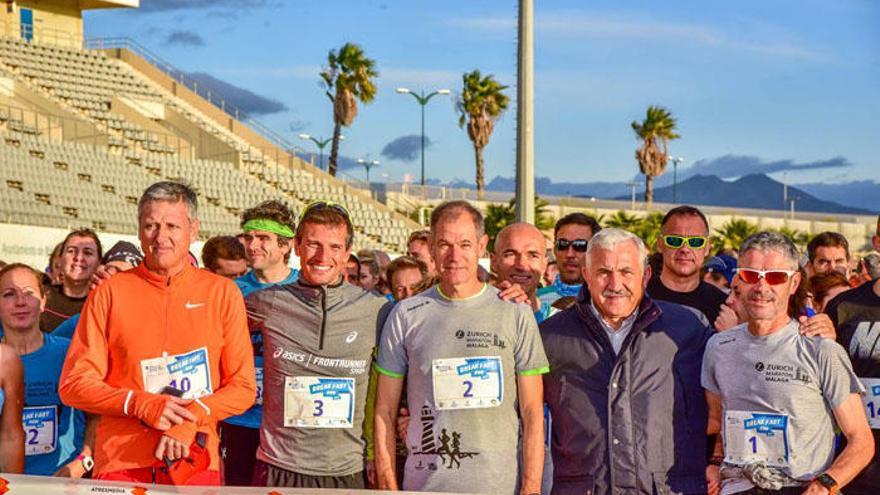 Instantes antes de la salida de la prueba de 5 kilómetros. De izquierda a derecha: Pablo López Barajas (Director de Atresmedia Eventos), Pablo Villalobos, Abel Antón, José del Río (Director de Málaga Deportes y Eventos) y Martín Fiz.