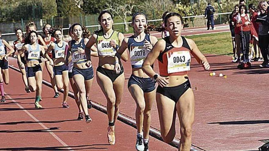 Carrera de 1.000 metros femeninos en el control de Manacor.