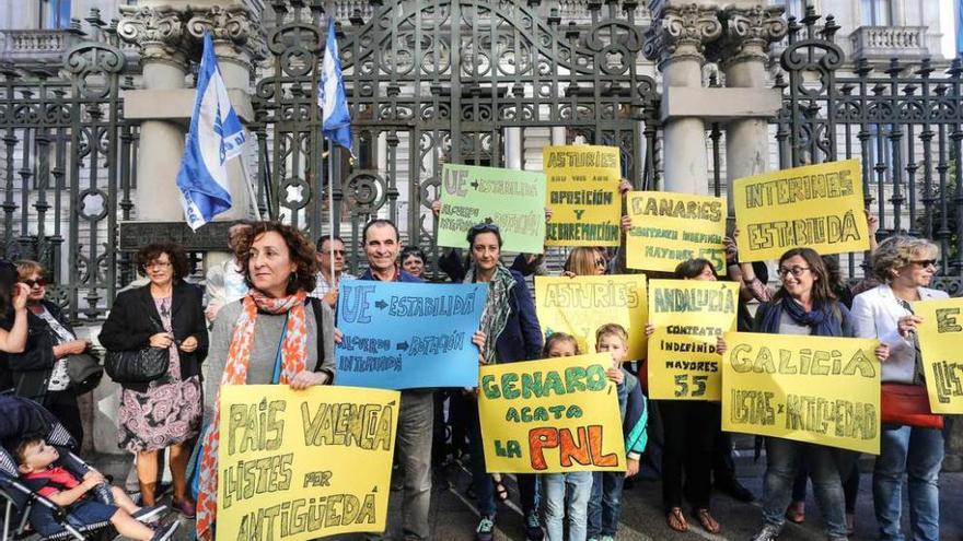 Un grupo de manifestantes, ayer, frente a la Junta General del Principado.