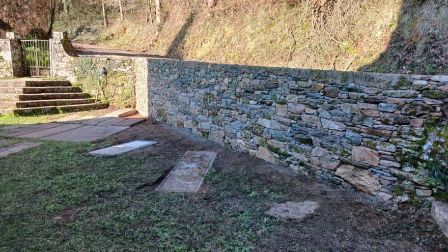 El Concello repone un muro junto a la iglesia de Saídres