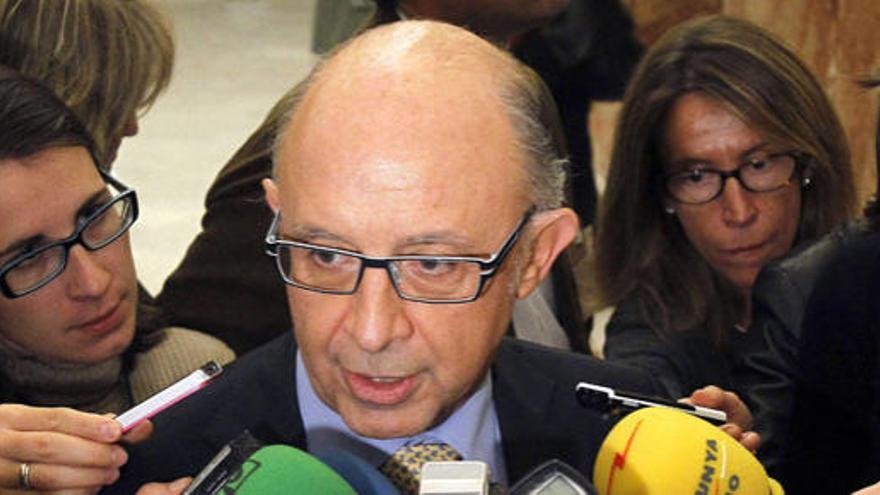 Montoro, atiende a los medios en los pasillos del Congreso