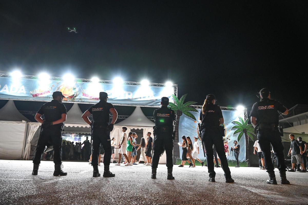 Agentes de la Policía Nacional en los accesos a la barraca