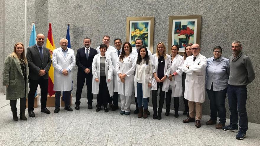 Facultativos y miembros de la dirección del Hospital Montecelo acompañados de integrantes de la asocición ASSEII.