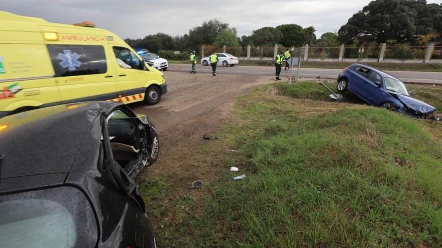 Una aparatosa colisión entre dos vehículos en la carretera de Sevilla deja un herido