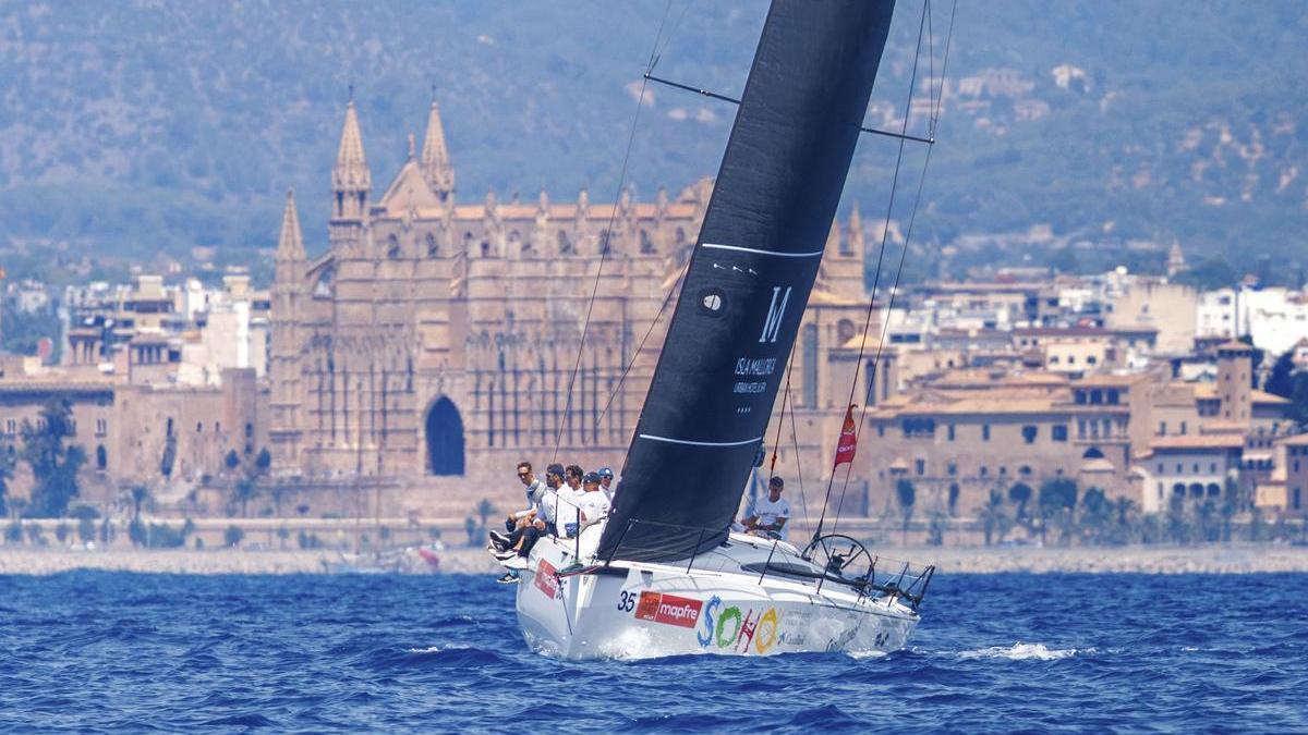 La embarcación Teatro del Soho San Miguel de Javier Banderas arrancó líder la 44 Copa del Rey MAPFRE.