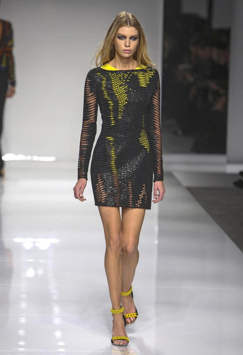 Stella Maxwell en el desfile de Versace Alta Costura