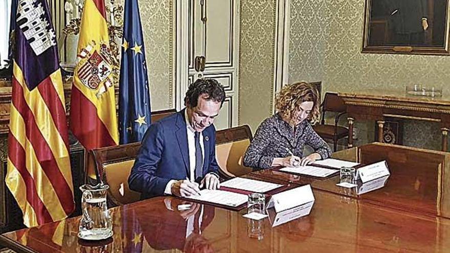 El conseller Pons y la ministra Batet firmaron ayer el acuerdo.