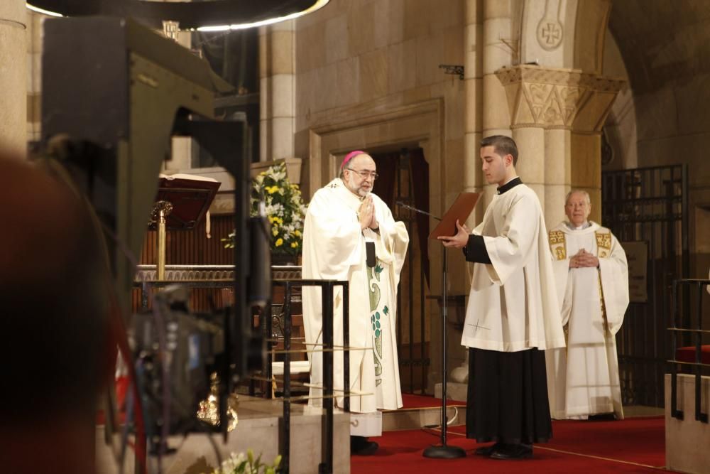 Misa del Día de Todos los Santos oficiada por el arzobispo de Oviedo