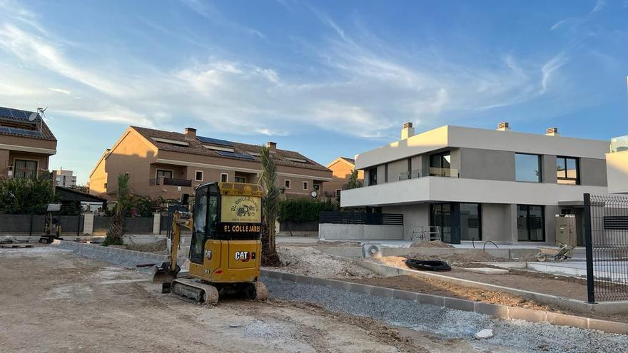 Casas terminadas, cerradas y vigiladas por la urbanización a medias de calles en Nou Nazareth