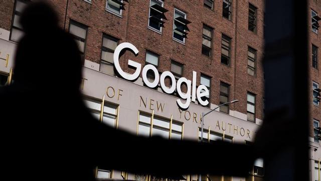 Imagen del logotipo de Google en una fachada.