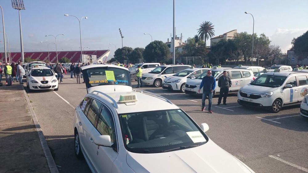 Mit einer Autokolonne ab dem Fußballstadion Son Moix protestiert die Branche am Mittwoch (15.2.) gegen die Pläne der Landesregierung, im Sommer Linienbusse für Urlauber ab dem Airport einzusetzen.