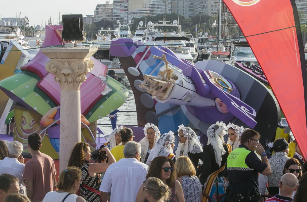 El remate de la hoguera Port d'Alacant cae al mar