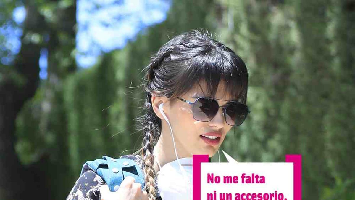 Sara Sálamo: mascarilla, gafas, móvil, cascos, colgante del móvil, niño, mochila